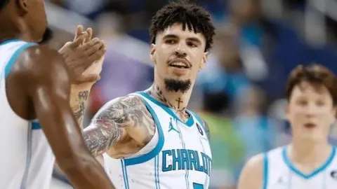 “骑士15年巅峰59胜！激战马刺TT被罚离场，米切尔三双闪耀，保罗创纪录里程碑”